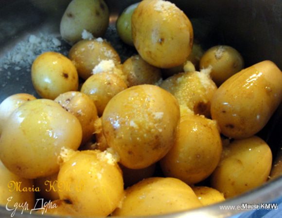 Подавить картошку с помощью вилки, присыпая сыром, подливая по-немногу оливковое масло. И так по-очередно, пока не уйдет весь сыр.  