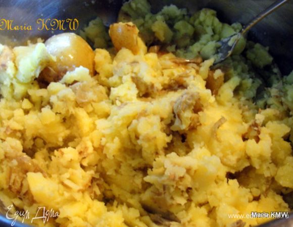 Сыр плавится, смешивается с оливковым маслом появляется идеальный, нежный аромат и вкус. 
Картофельное пюре получается с комочками, не однородное. 
(Солим по-вкусу, обычно я не делаю этого, в сыре достаточно соли, дело вкуса.)