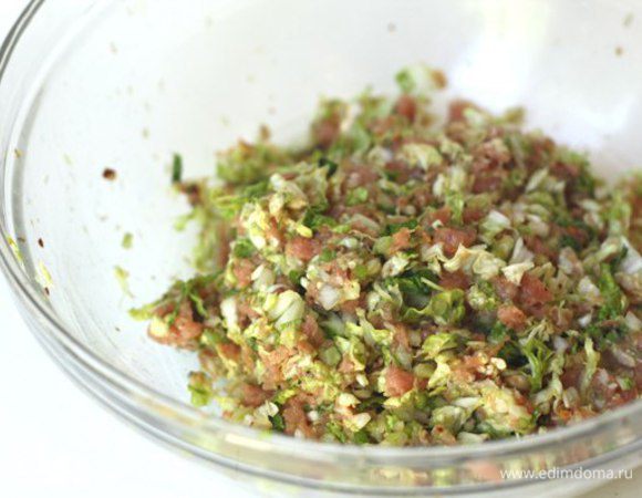 Добавляем в мясную смесь мисо, кунжутное масло, измельчённый красный перец, соль и сахар. Смешиваем все ингредиенты вместе, пока они не будут равномерно распределены.