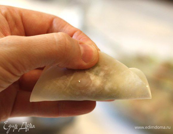 Складываем кружёчек пополам. Хорошо придавливаем в центре.