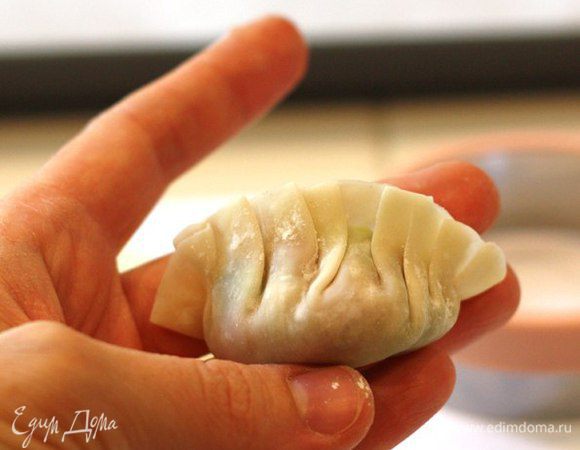 Теперь самое интересное – плиссировка! Делаем складку в верхней части кружочка. Делаем три складки с левой и три складки с правой стороны.