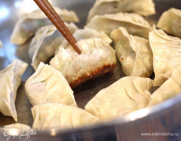 Обжариваем на плоской стороне в течение 3-х минут до приятного золотисто-коричневого цвета.