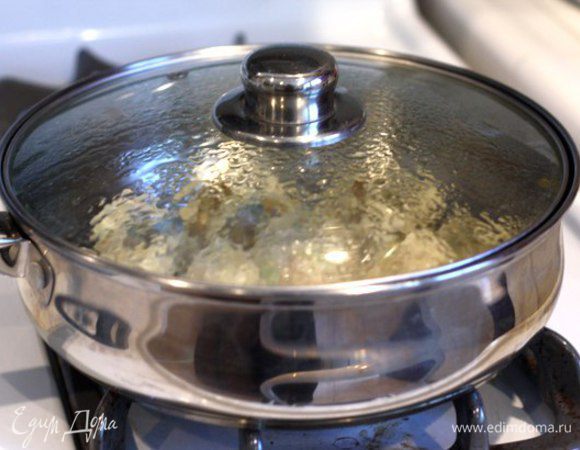 Добавляем в сковородку пол стакана воды и закрываем крышкой. Убираем огонь до минимального. Через несколько минут снимаем крышку со сковороды. Продолжаем тушить, пока вода практически полностью не испарится.