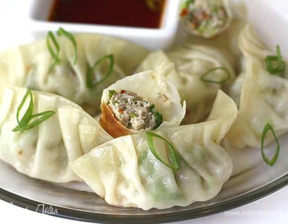 Готовим соус. Смешиваем: соевый соус, рисовый уксус и несколько капель масла чили. Подаём пельмени Gyoza с соусом. Итадакимасс!