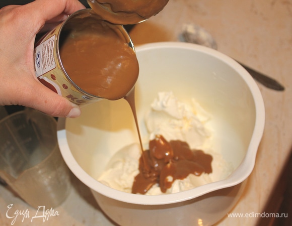 Взбиваем сливочный сыр маскарпоне со сгущенным кофе.
