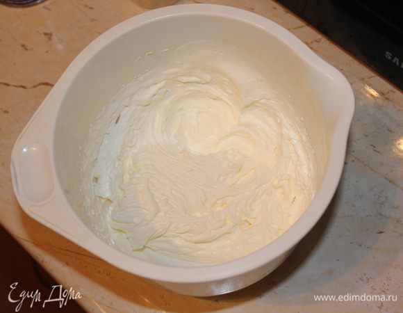 Отдельно взбиваем охлажденные сливки.