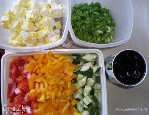 Нарезать кубиками огурцы, помидоры, перец, салат порвать на большие кусочки. 