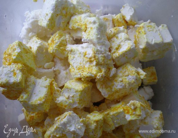Сыр и брынзу нарезать квадратиками, обвалять в специях, обвалять в специях ( шафран, паприка) .