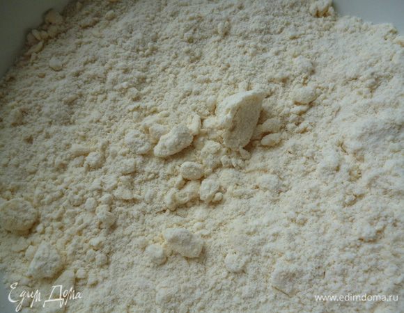 Сначала приготовим тесто:смешать просеянную муку,соль и разрыхлитель.Охлажденный маргарин порезать мелкими кубиками.Руками быстро перетереть муку с маргарином до состояния крошки.