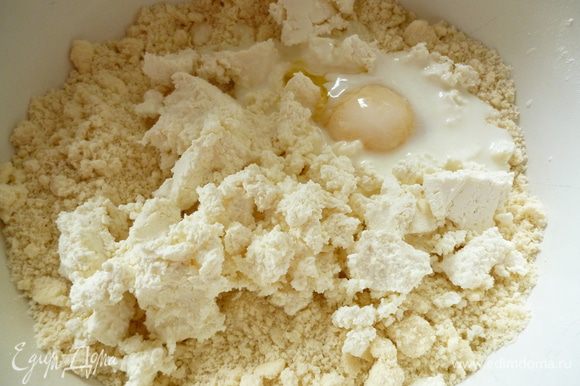 Добавить яйцо,кефир и творог.Замесить тесто.Оно будет мягким и слегка прилипать к рукам.Тесто положить в миску,накрыть пленкой или крышкой и поставить в холодильник на 30-40минут.