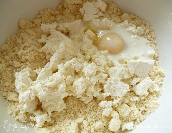 Добавить яйцо,кефир и творог.Замесить тесто.Оно будет мягким и слегка прилипать к рукам.Тесто положить в миску,накрыть пленкой или крышкой и поставить в холодильник на 30-40минут.