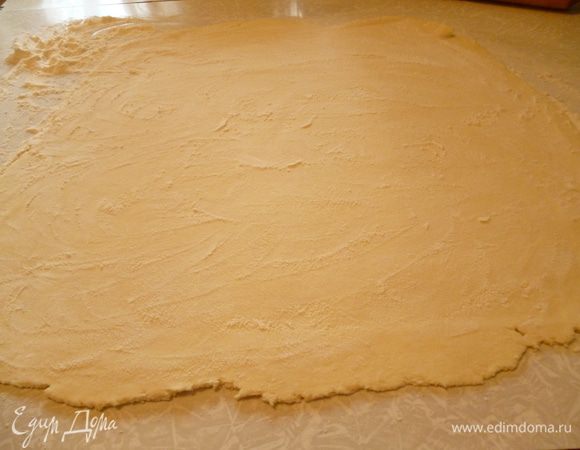 Достать тесто из холодильника.Стол присыпать мукой и тонко раскатать тесто(как для вареников).Прошу прощения за качество фото,тесто готовила и снимала вечером.