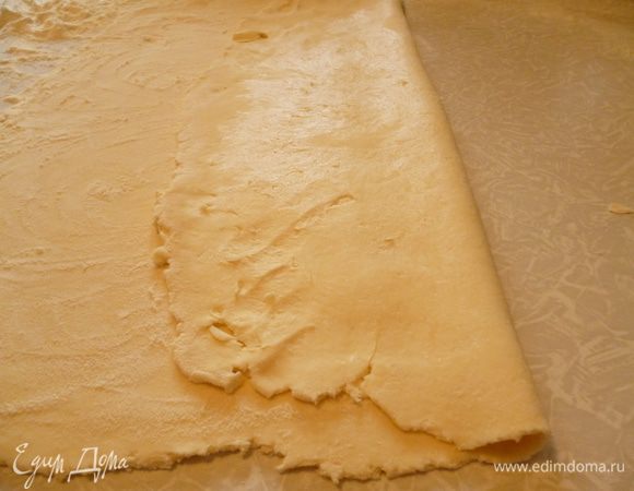 Пласт теста присыпать тонким слоем муки.Теперь визуально делим пласт теста на три части.Сначала берем допустим правую треть,загибаем ее к середине  вот так.