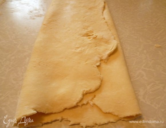 Теперь так же поступаем и с левой частью,вот так.У нас получается три слоя.Слегка прижмем пласты теста руками.