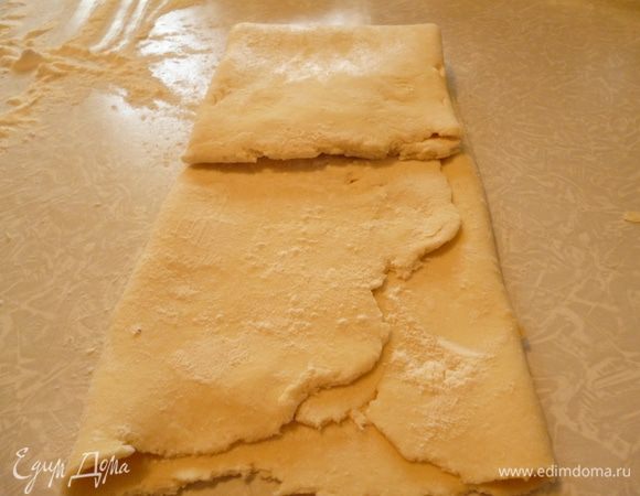 Теперь делим визуально полученный пласт теста тоже на три части.Сначала складываем одну треть вот так .