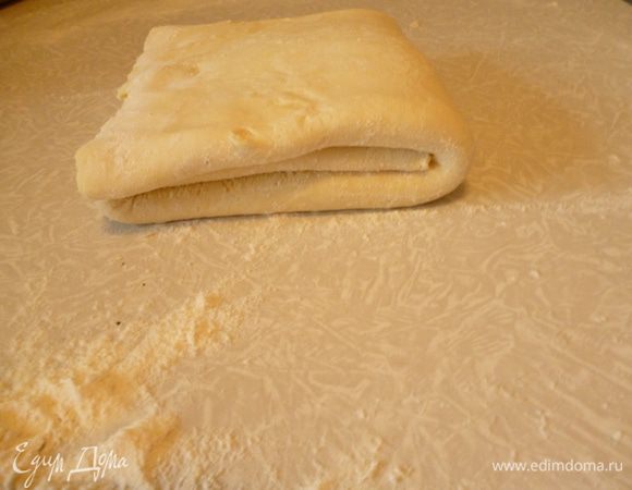 Затем другую .И у нас получается вот такой кусок теста.Опять убираем его в холодильник минимум на час,так же закрываем пленкой.Это тесто можно приготовить заранее и хранить его в холодильнике до трех дней.