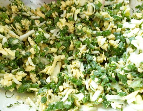 Приготовить начинку:вареные яйца и сыр натереть на крупной терке,зелень мелко нарезать и все перемешать.Я соль не добавляю,вы можете посолить по вкусу,если требуется.