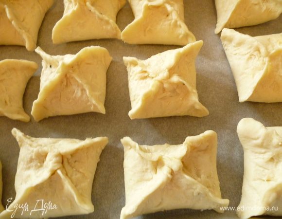 И слепить вот такие пирожки или треугольные.Я в один день испекла из половины теста пирожки,а другую половину оставила на потом.