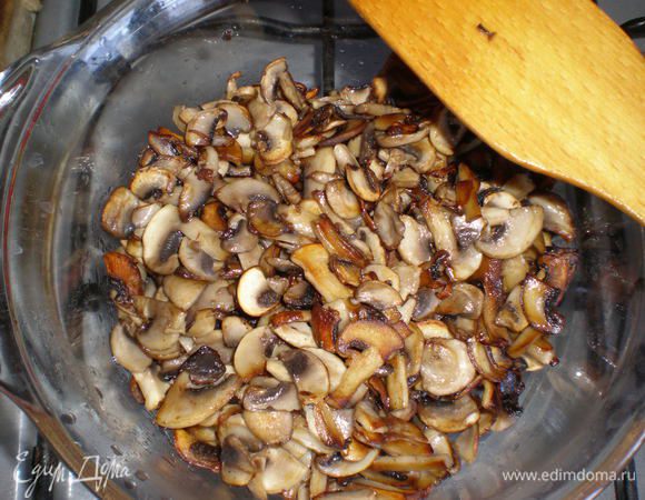 Грибы нарезать, обжарить.