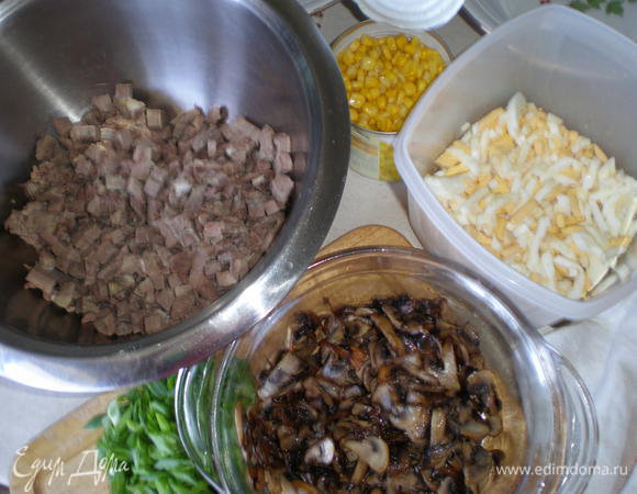 Отварной язык нарезать кубиками, 
яйца брусочками,смешать с кукурузой,
зелёным луком и зеленью( укроп, петрушка).