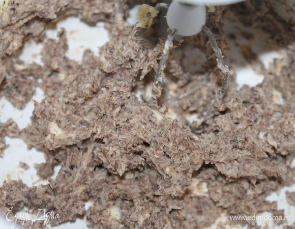 Шоколад натереть на мелкой терке. Масло растереть с сахарной пудрой и шоколадом. Я использовала миксер.