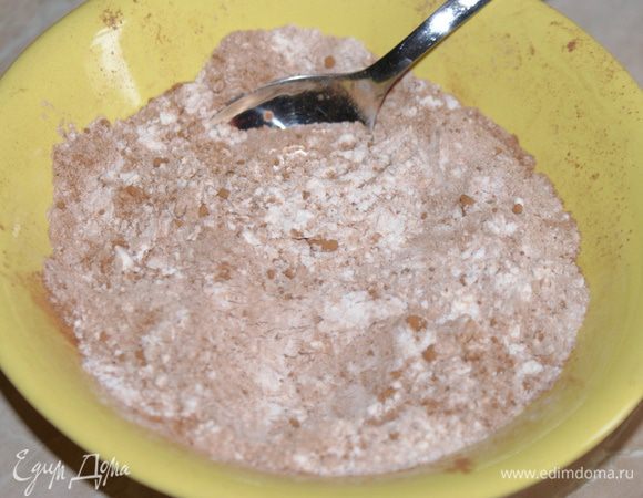 Муку смешать с какао и щепоткой соли.