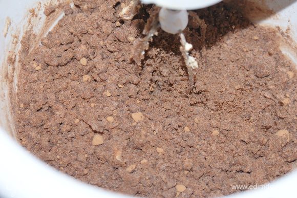 К масляно-шоколадной массе добавить коньяк и муку с какао.