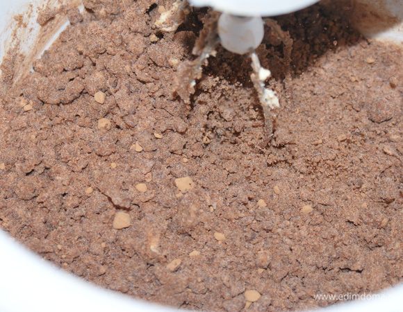 К масляно-шоколадной массе добавить коньяк и муку с какао.