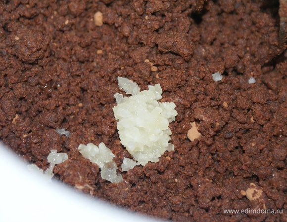 Чеснок выдавить через пресс и добавить к тесту. Хорошо перемешать.