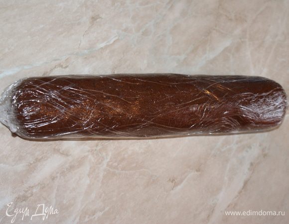 После чего вымесить тесто руками до гладкой массы. Сформировать “колбаску” и завернуть в пищевую пленку. Отправить в морозилку на 1 час. Но у меня она застыла где-то в течение 30-40 минут. Поэтому смотрите по обстоятельствам.