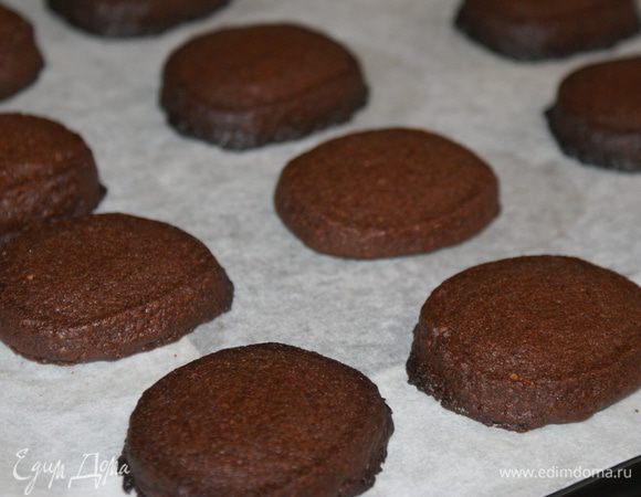 Выпекать печенье в предварительно разогретой до 180 градусов духовке 12-15 минут.

