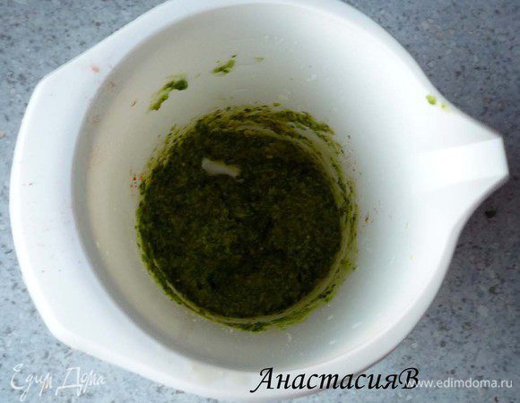 При помощи ручного блендера сделать пюре из массы. Посолить, поперчить, приправить молотой паприкой.