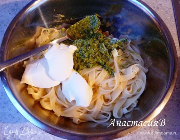 Отварить тальятелле по инструкции, слить воду. Перемешать со сметаной и песто.