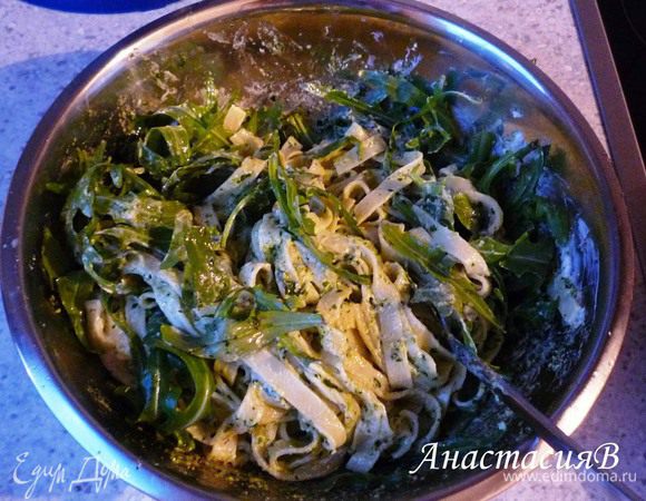 Руколу промыть, нащипать и перемешать с тальятелле.