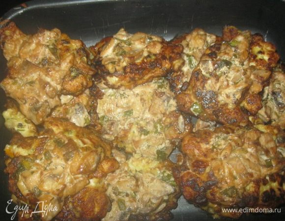 Готовые котлетки выложить в форму для запекания сверху соус. Запекать при температуре 150 градусов минут 15-20. 