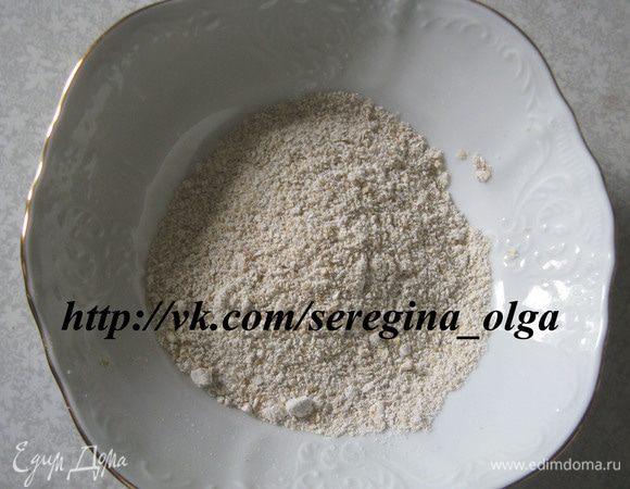 Размолоть овсяные хлопья в кофемолке или измельчителе.