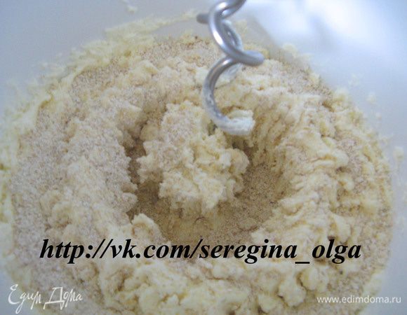 Добавить измельченную овсянку, кефир  и ванилин  в творожную массу. Продолжаем взбивать все миксером. У меня стационарный миксер, поэтому я оставила миксер взбивать творожную массу еще 10 минут. Если миксера нет, просто все хорошенько смешайте и оставьте набухать овсянку минут  15.