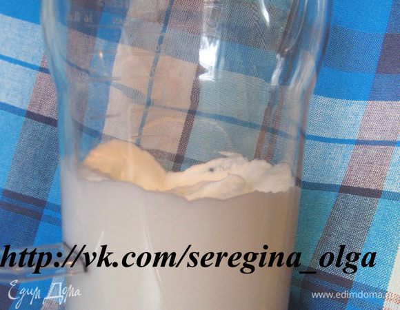 Взбить 3 яичных белка в тугую пену и добавить их в творог. ВАЖНО: посуда для взбивания белка должна быть идеально чистой и без капель воды, иначе белок не взобьется!
