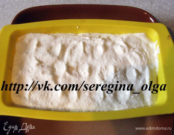 Суфле надо варить на пару, поэтому выберите такую форму для запекания, чтобы её можно было поставить в другую ёмкость ,бОльшего размера. У меня силиконовая форма, её даже не надо смазывать маслом перед выпечкой. Аккуратно выложить творожное суфле в форму. Во внешнюю ёмкость  налить воды до половины высоты нашей запеканки. 