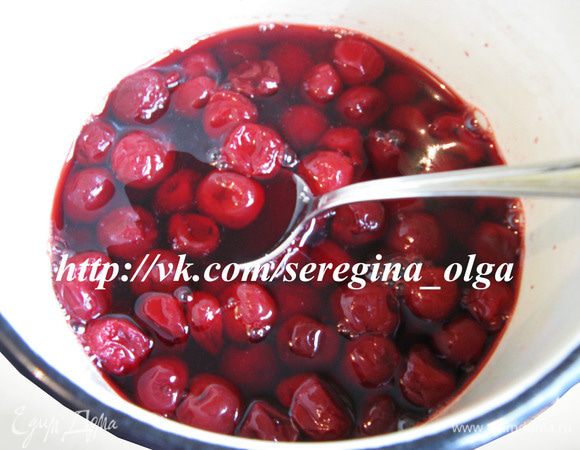 Пока суфле выпекается, приготовить соус: размороженную вишню выложить в кастрюлю, добавить 100мл воды и сахарозаменитель. Если вишня свежая и сладкая, можно обойтись и без сахара. Развести в 1 столовой ложке воды крахмал. Когда вишня с водой закипит, влить, постоянно помешивая крахмал, и еще раз довести соус до кипения. Снять с огня. При остывании соус еще загустеет.