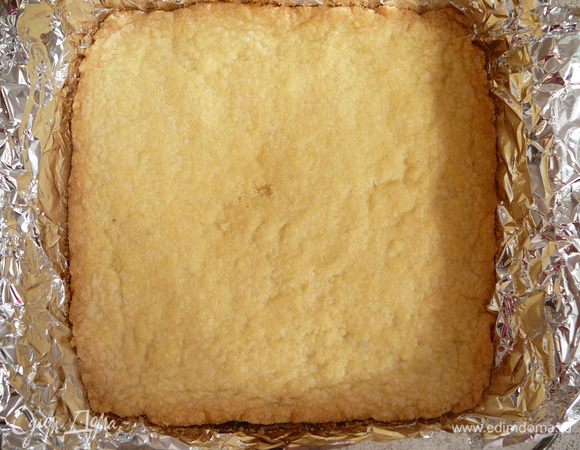 Охлажденное тесто выпекать в духовке в течении 15-20 минут до светло-коричневого цвета. Достать из духовки и охладить в течение 10 минут.