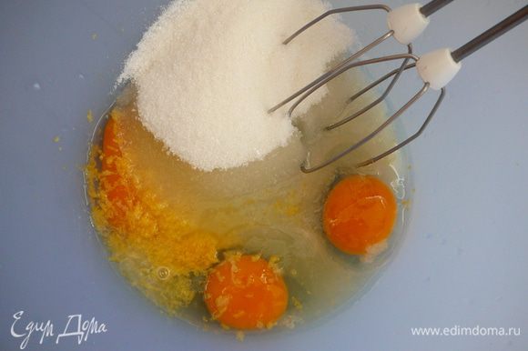 Для лимонного крема взбить яйца с сахаром, лимонным соком и лимонной цедрой.