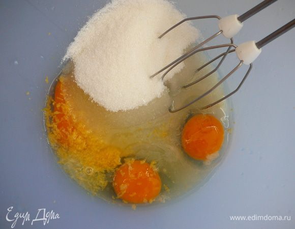 Для лимонного крема взбить яйца с сахаром, лимонным соком и лимонной цедрой.
