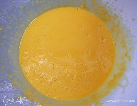 Постепенно добавить муку. Смешать до однородной жидкой консистенции.
