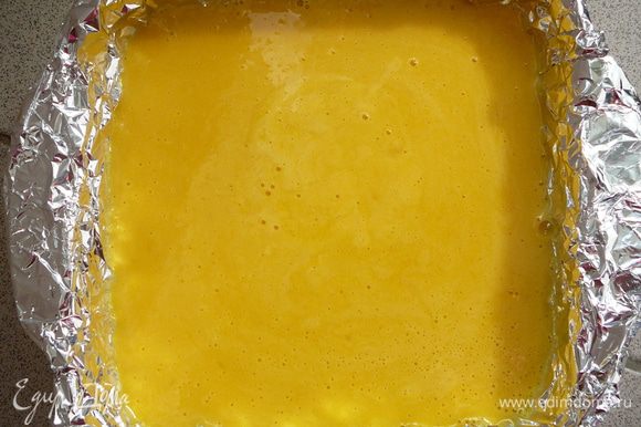 Вылить лимонный слой на остывший корж. Выпекать в духовке в течение 30-35 минут.