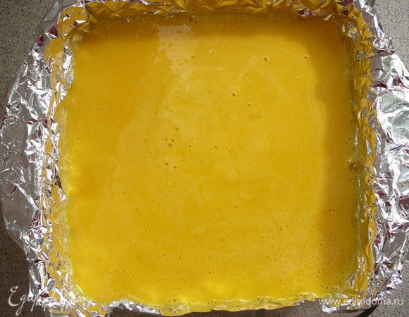 Вылить лимонный слой на остывший корж. Выпекать в духовке в течение 30-35 минут.
