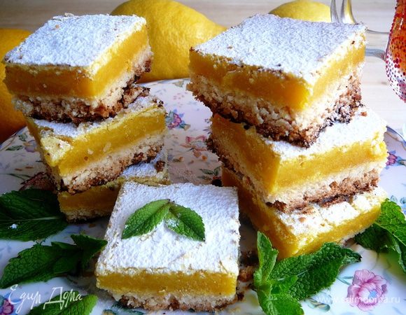 Достать форму с готовыми пирожными из духовки и дать остыть...
Только после полного охлаждения достать корж из формы, разрезать на квадратики и посыпать сахарной пудрой.