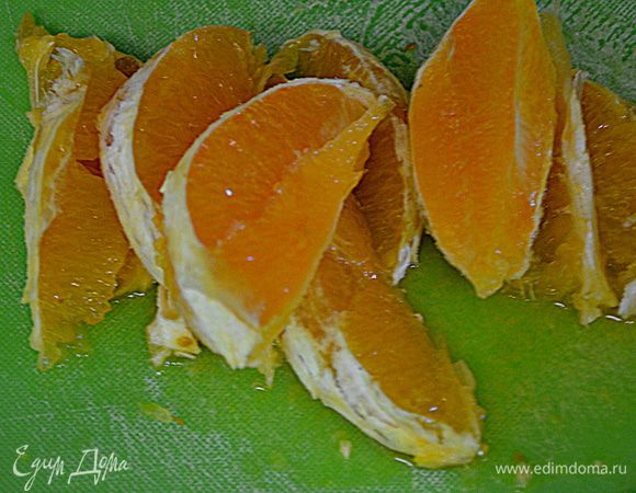 Два остальных апельсина очистить от кожуры и разрезать на дольки.Косточки убрать.
