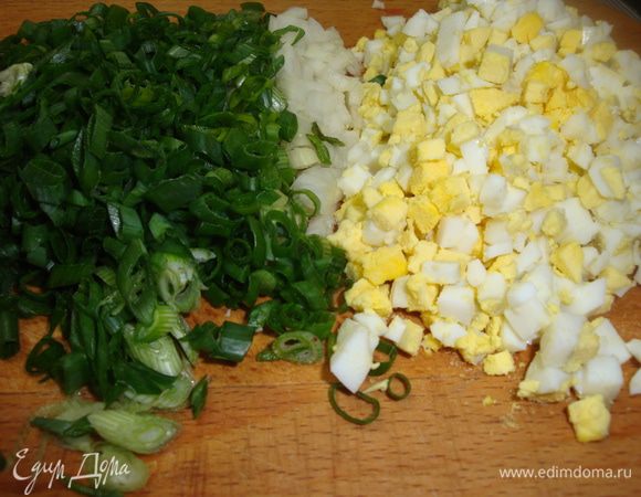 Свеклу отварить в кожуре, затем очистить и потереть на крупной тёрке. Затем залить её холодной водой так, чтобы она покрывала свеклу. Зелёный лук порезать, огурец натереть на крупной тёрке, яйца мелко порезать.