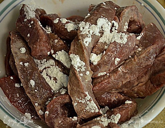 В небольшой тарелке говядину перемешать с крахмалом.